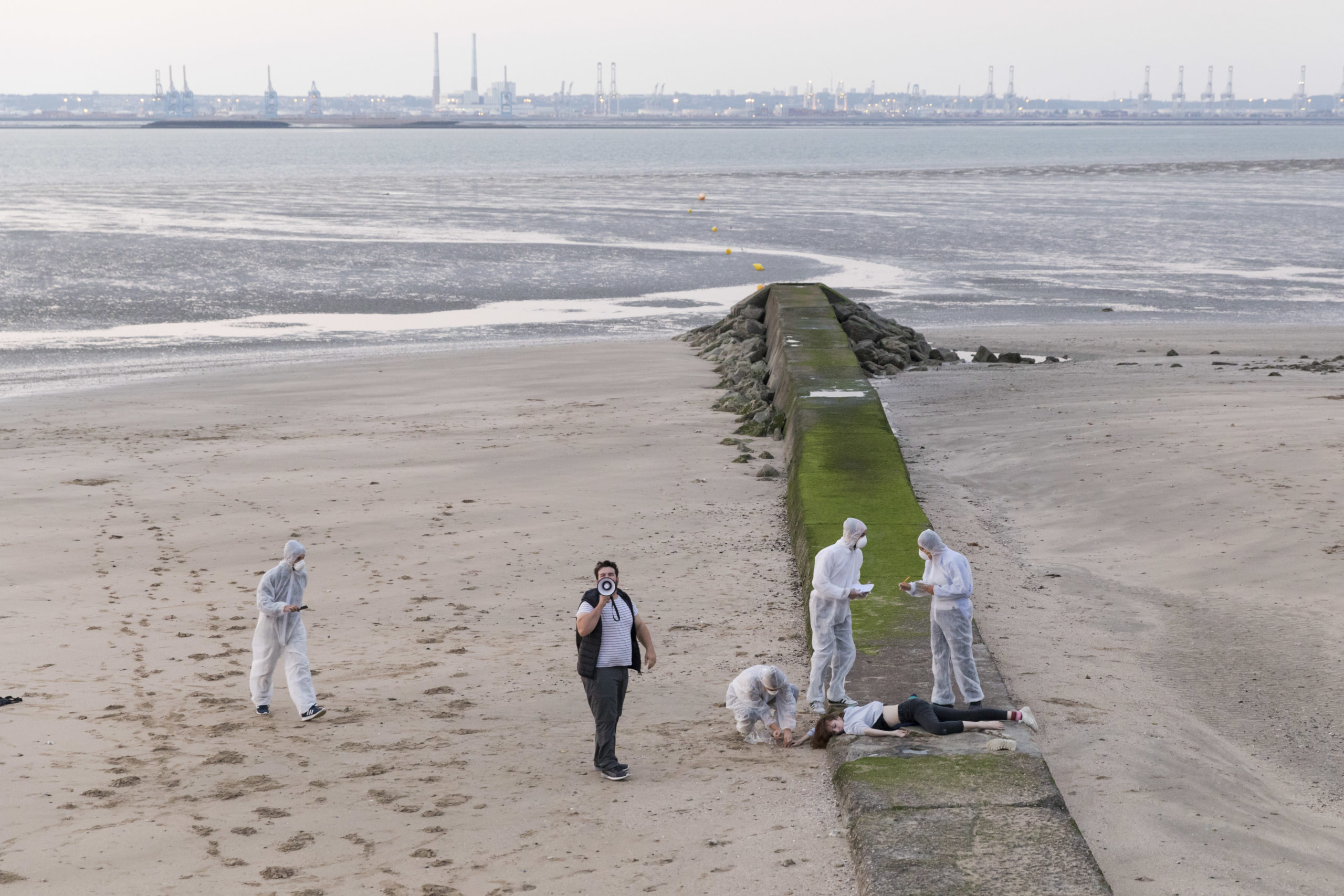 SMOG (Pauline Collin 2018) SMOG creation Claire Barrabes and Pauline Collin, directed by Pauline Collin at the Villerville Festival from August 30 to September 2, 2018.
SMOG conception Claire Barrabes et Pauline Collin, mise en scene Pauline Collin au Festival de Villerville du 30 aout au 2 septembre 2018.
Avec : Barbara Atlan, Laurie Barthelemy, Florent Dupuis, Quentin Gratias, Stephane Marc, Sylvere Quentin, Lison Rault, Frederic Roudier